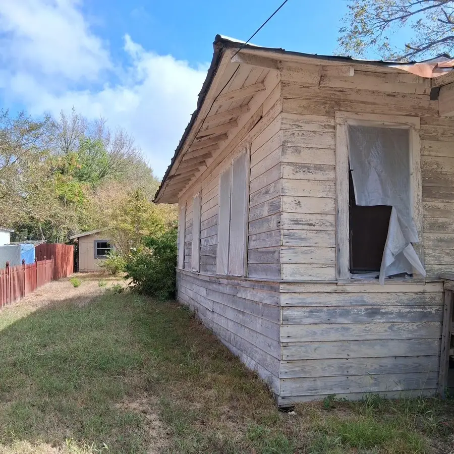 1420 N Hamilton St, Gonzales, TX 78629 - Image #3