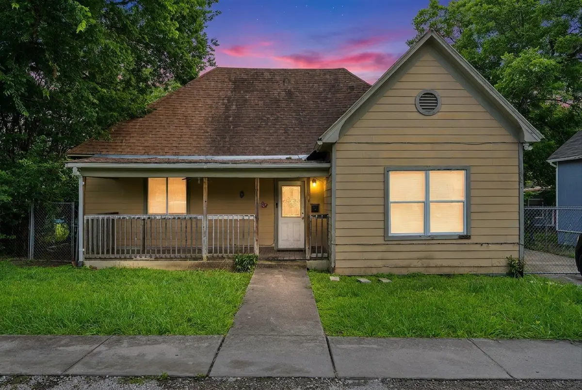 909 W 3rd St, Taylor, TX 76574 - #1