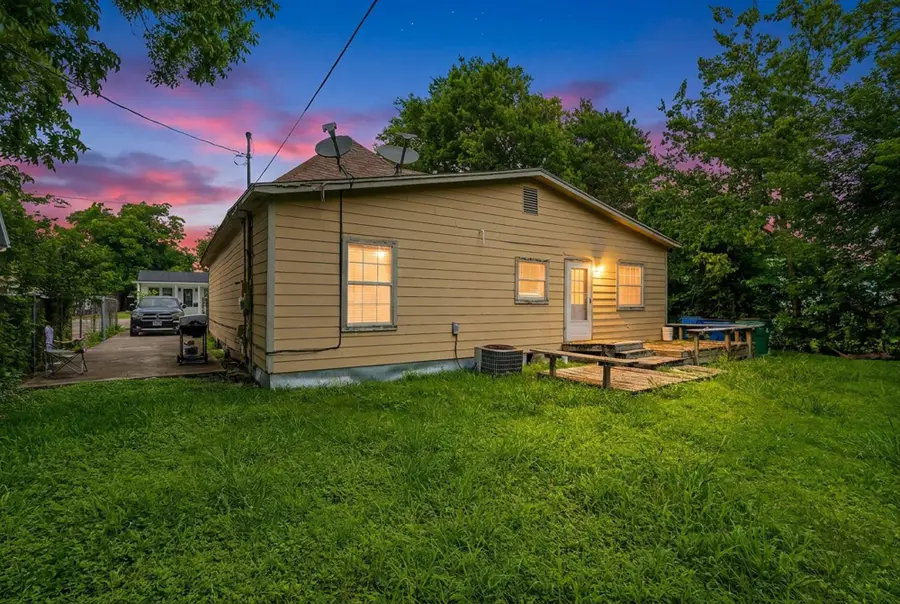 909 W 3rd St, Taylor, TX 76574 - #2