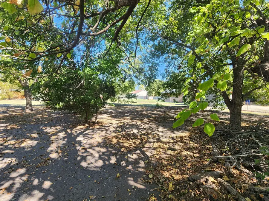 303 E Wolf St, Granger, TX 76530 - #3