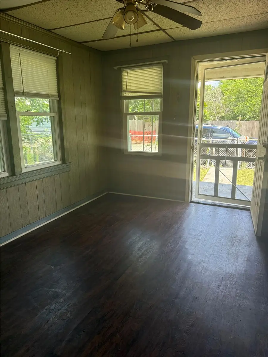 110 E Rio Grande St, Taylor, TX 76574 - #2