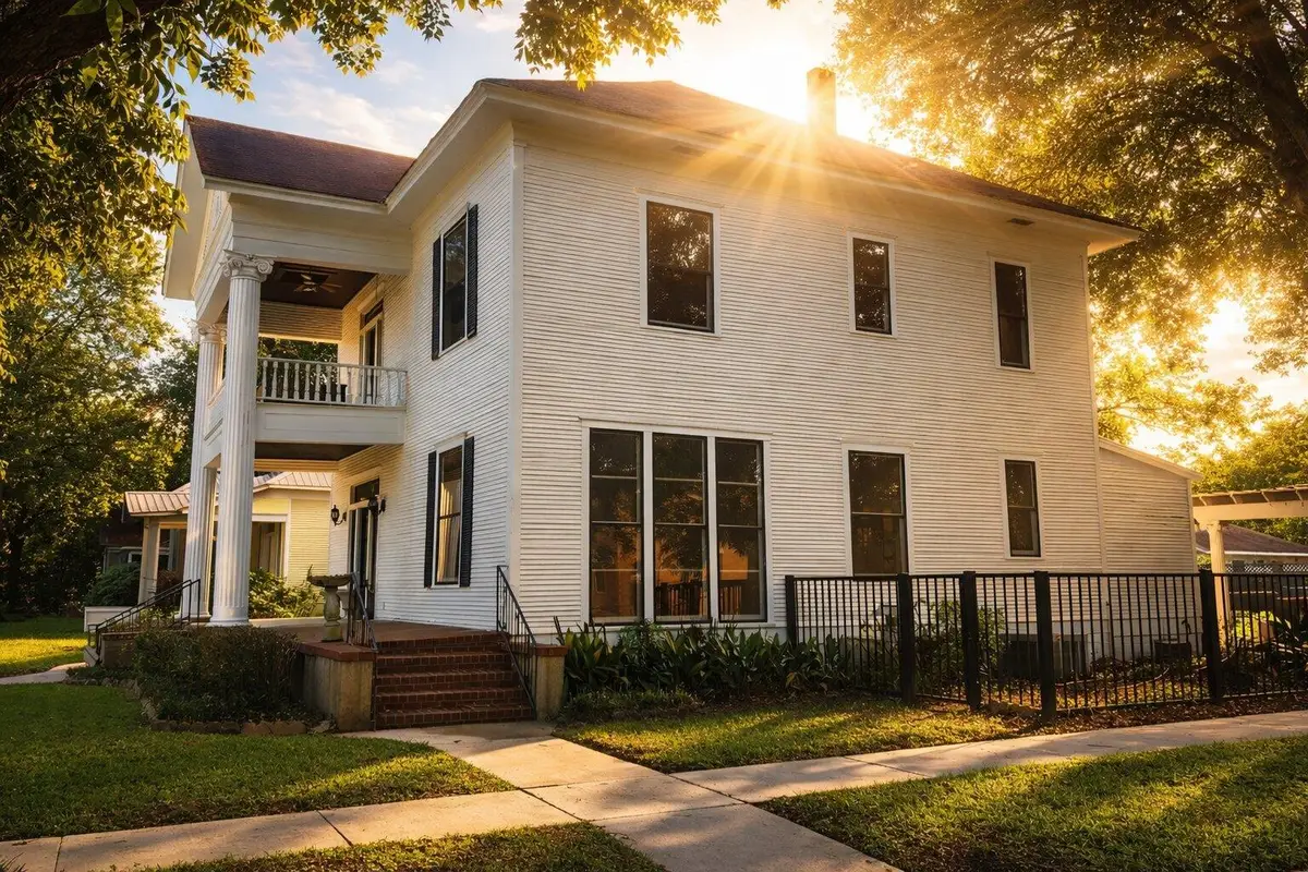 307 Burleson St, Smithville, TX 78957 - #1