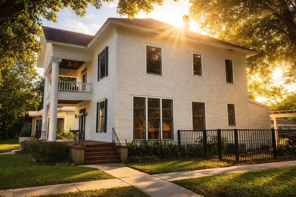 307 Burleson St, Smithville, TX 78957