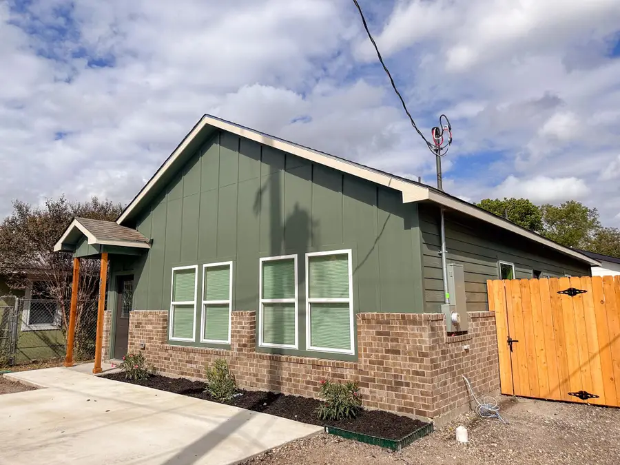 815 5th St, Lockhart, TX 78644 - #2