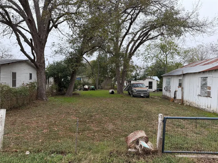 000 Persimmon St, Lockhart, TX 78644 - Image #3