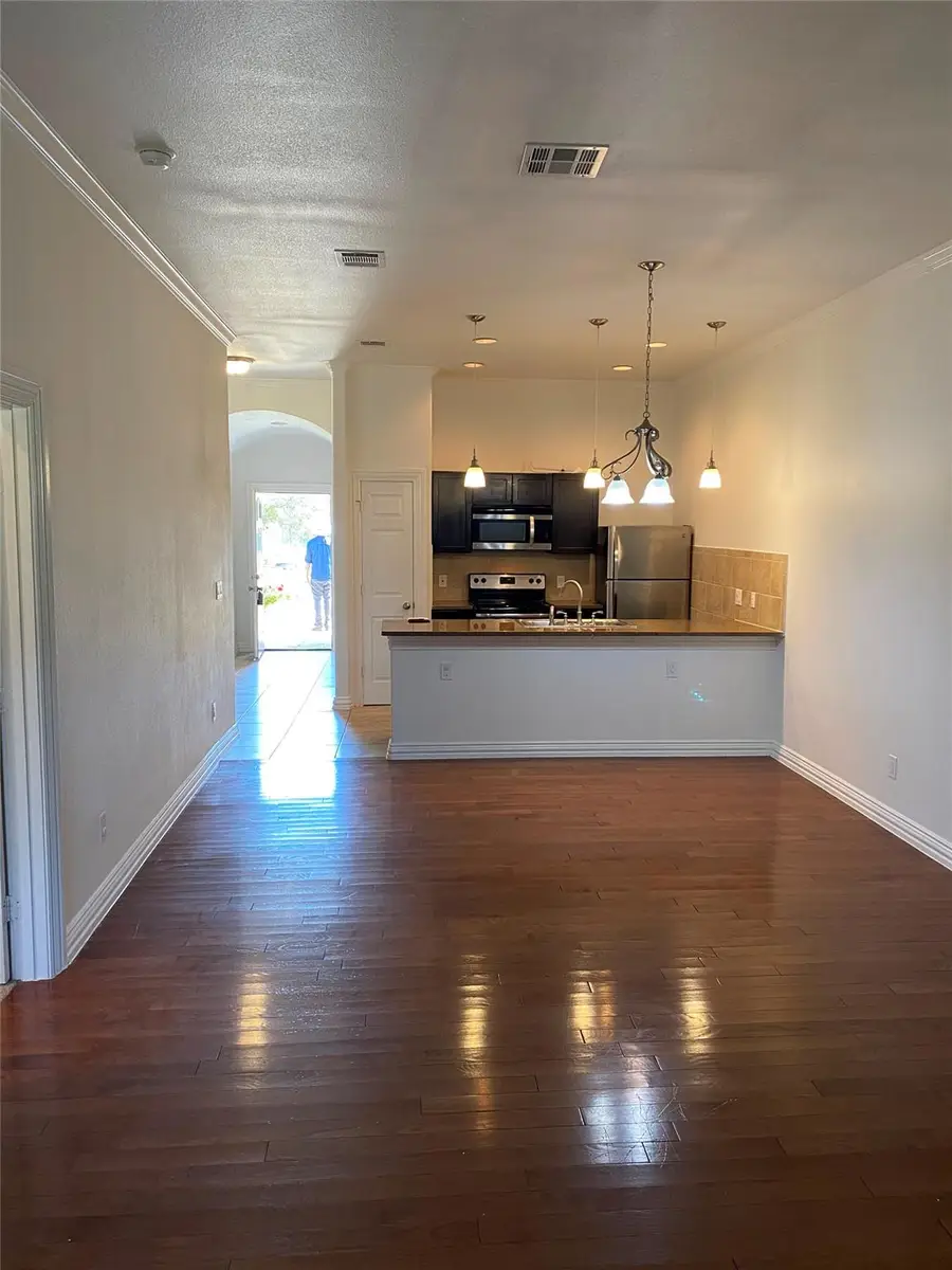 404 Mesa Dr, Del Valle, TX 78617 - #2