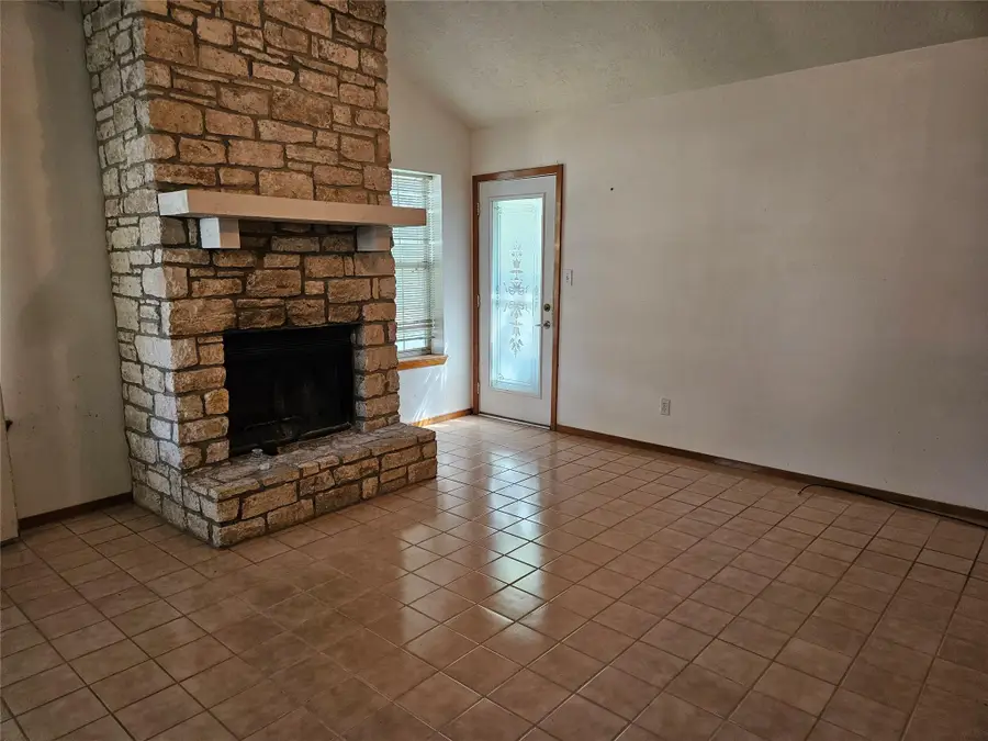 102 Stubblefield Dr, Elgin, TX 78621 - Image #3