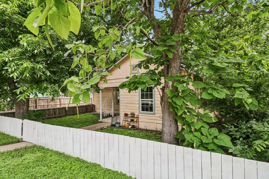 606 E Pecan St, Taylor, TX 76574 - #2