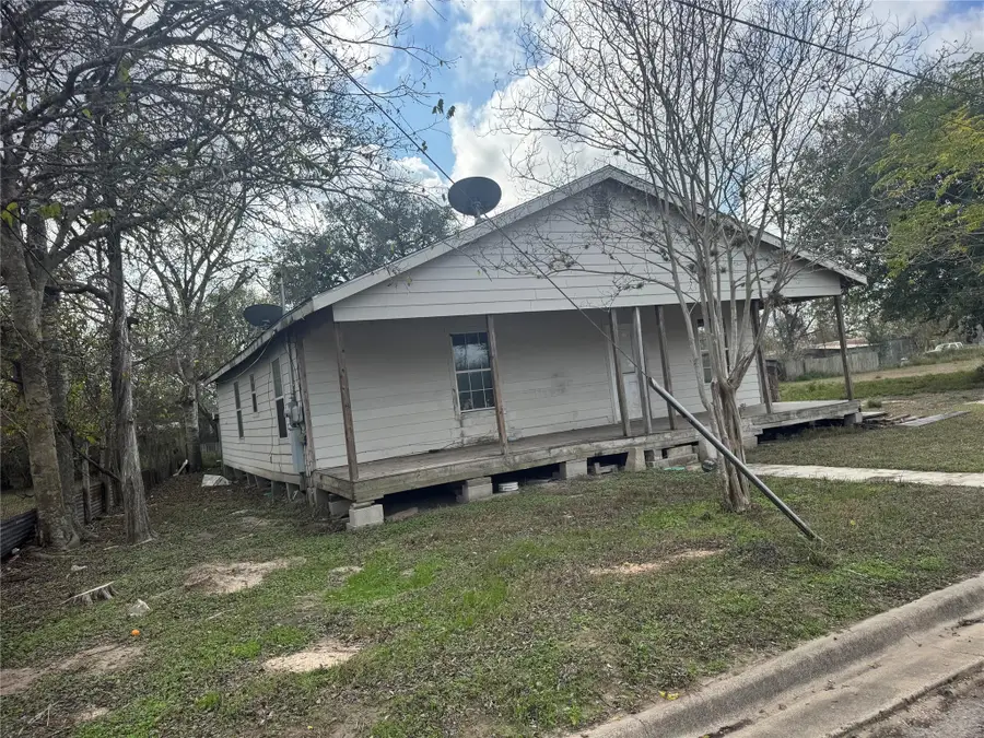 507 King St, Cuero, TX 77954 - Image #2