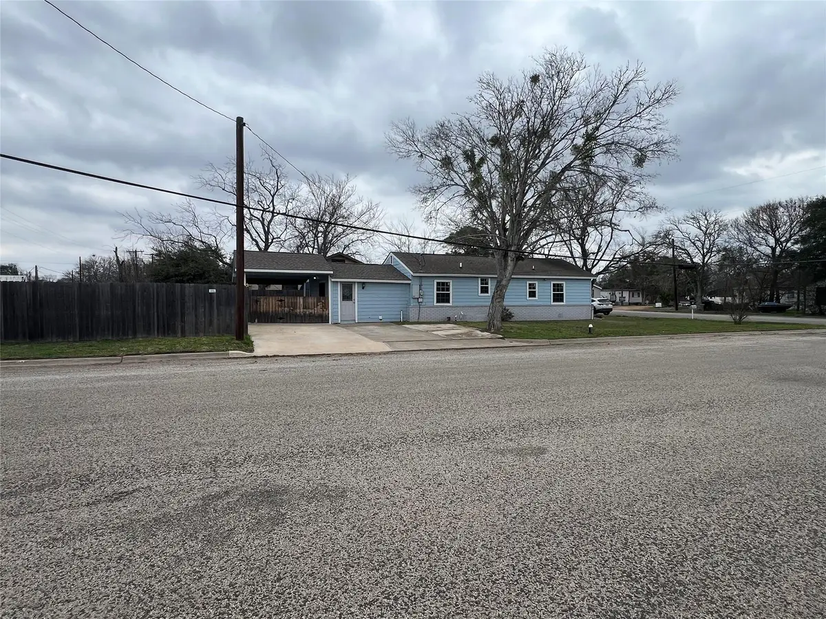 711 N Grimes St, Giddings, TX 78942 - #1