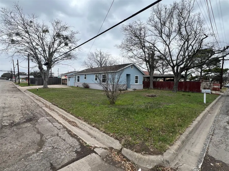 711 N Grimes St, Giddings, TX 78942 - #2