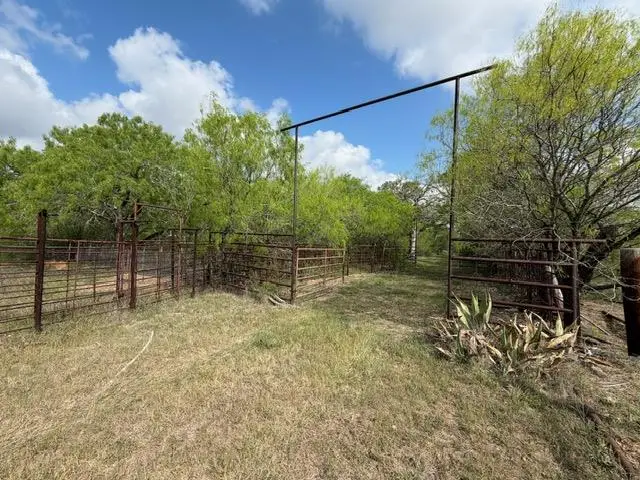 1235 Hoover St, Luling, TX 78648 - #3