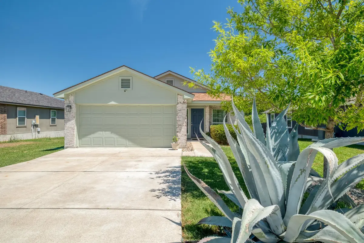 174 Falcon Dr, Luling, TX 78648 - #1