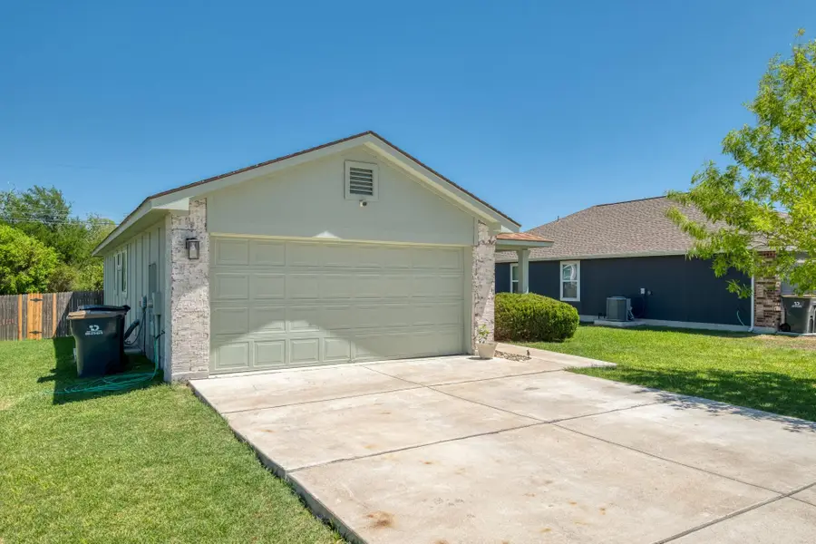 174 Falcon Dr, Luling, TX 78648 - #3