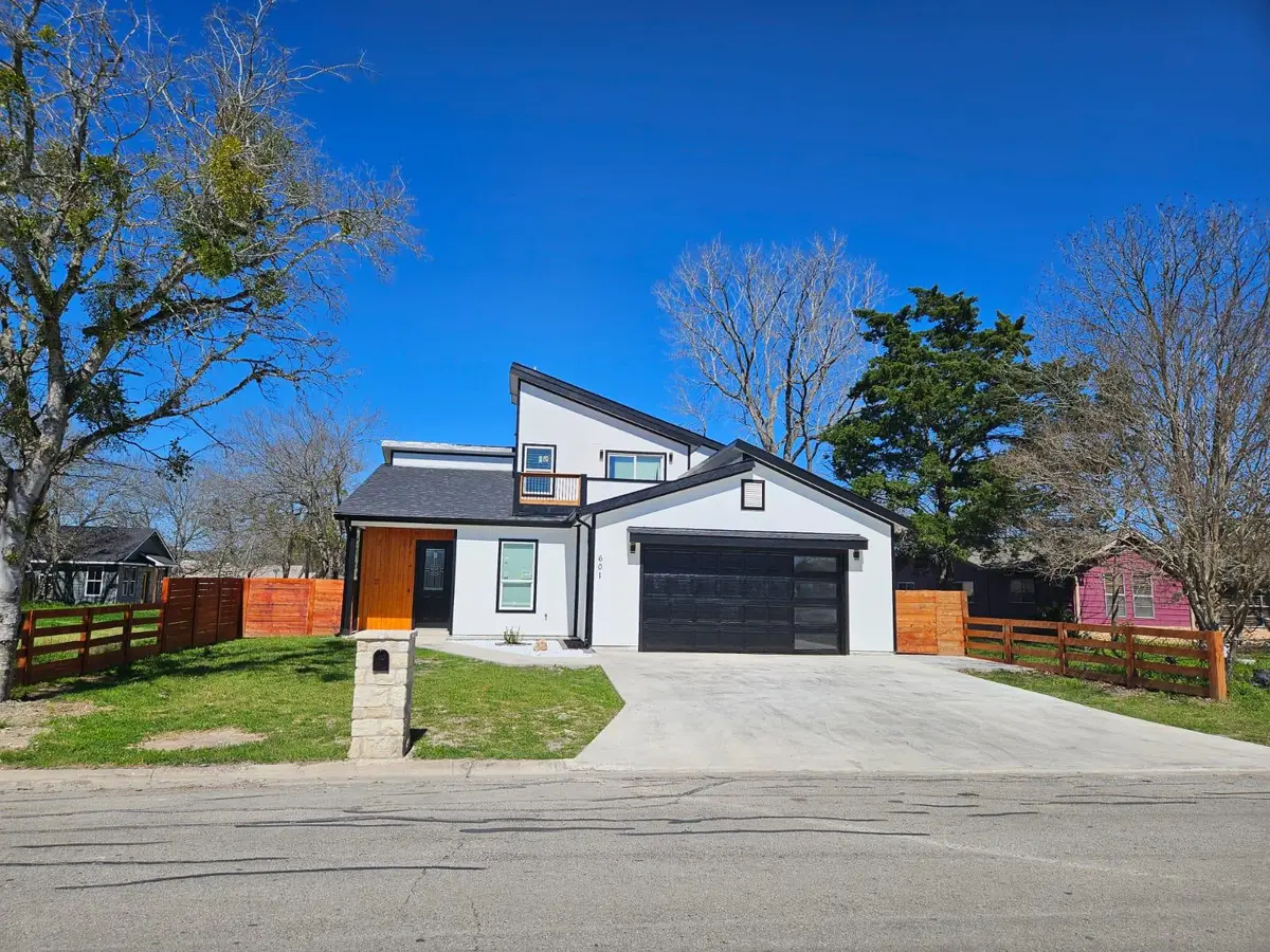 601 Ruddy St, Lockhart, TX 78644 - #1