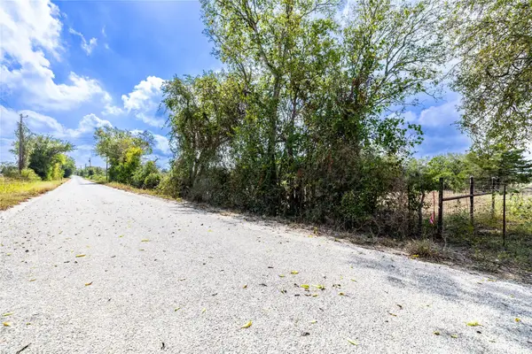 287 Sunset Trl, Luling, TX 78648