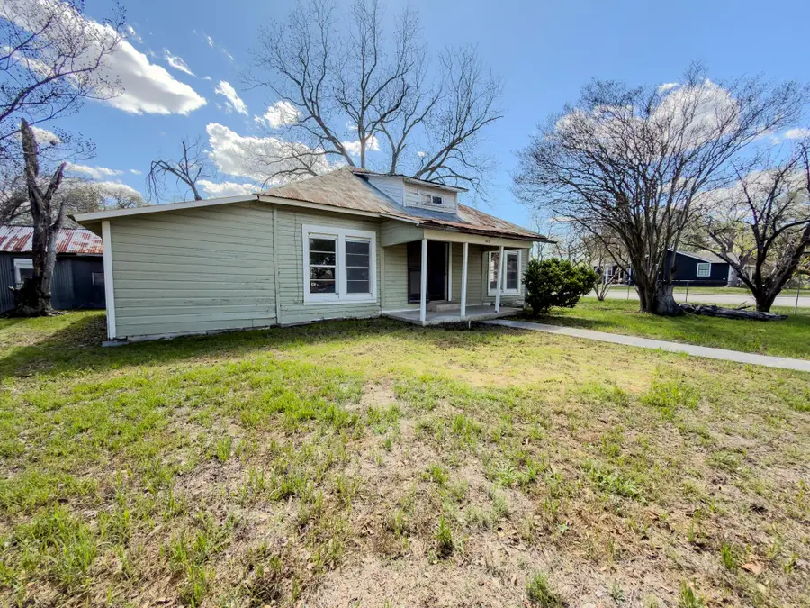 302 E Crockett St, Luling, TX 78648 - #2