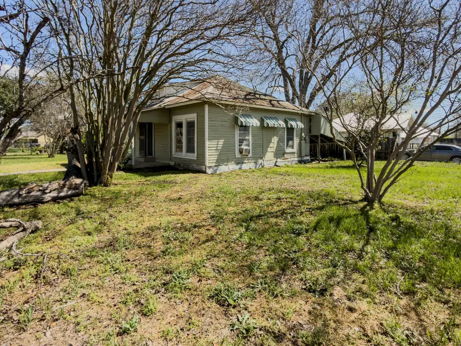 302 E Crockett St, Luling, TX 78648 - #3