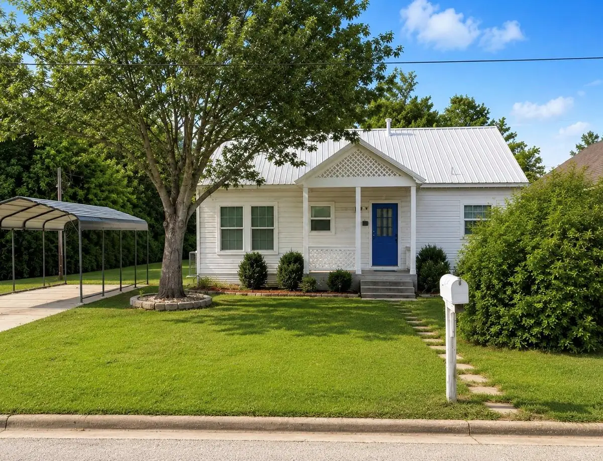 664 E Galveston St, Giddings, TX 78942 - #1
