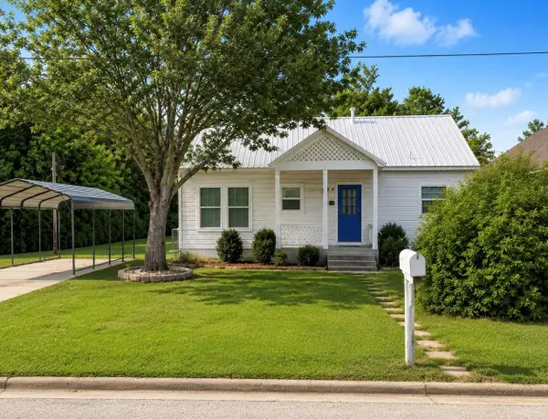 664 E Galveston St, Giddings, TX 78942