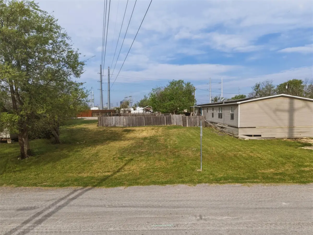 104 Royal St, Taylor, TX 76574 - #1