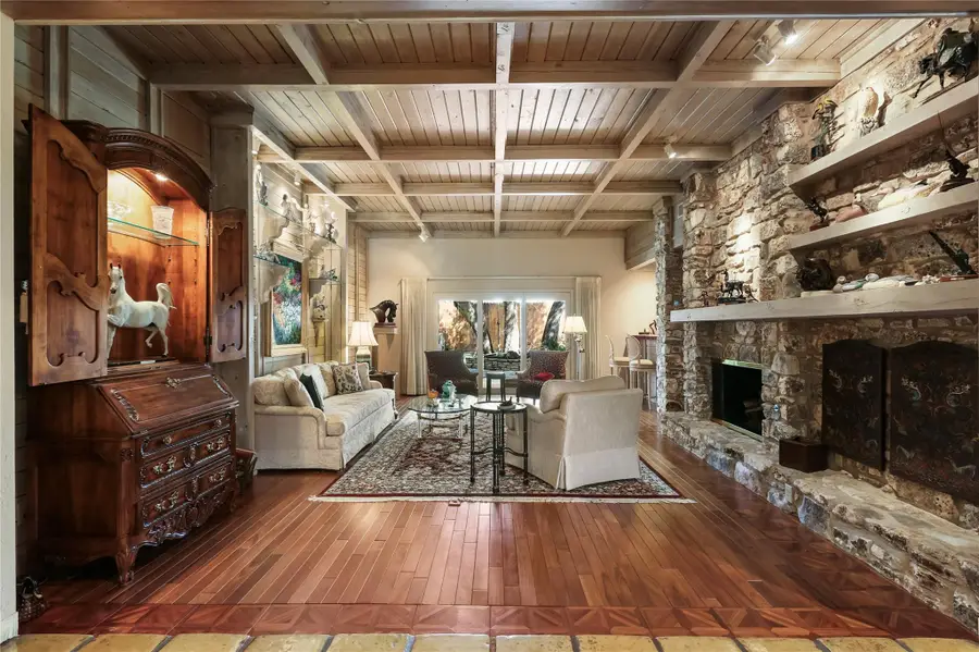 7702 Pleasant Meadow Cir, Austin, TX 78731 - Image #3