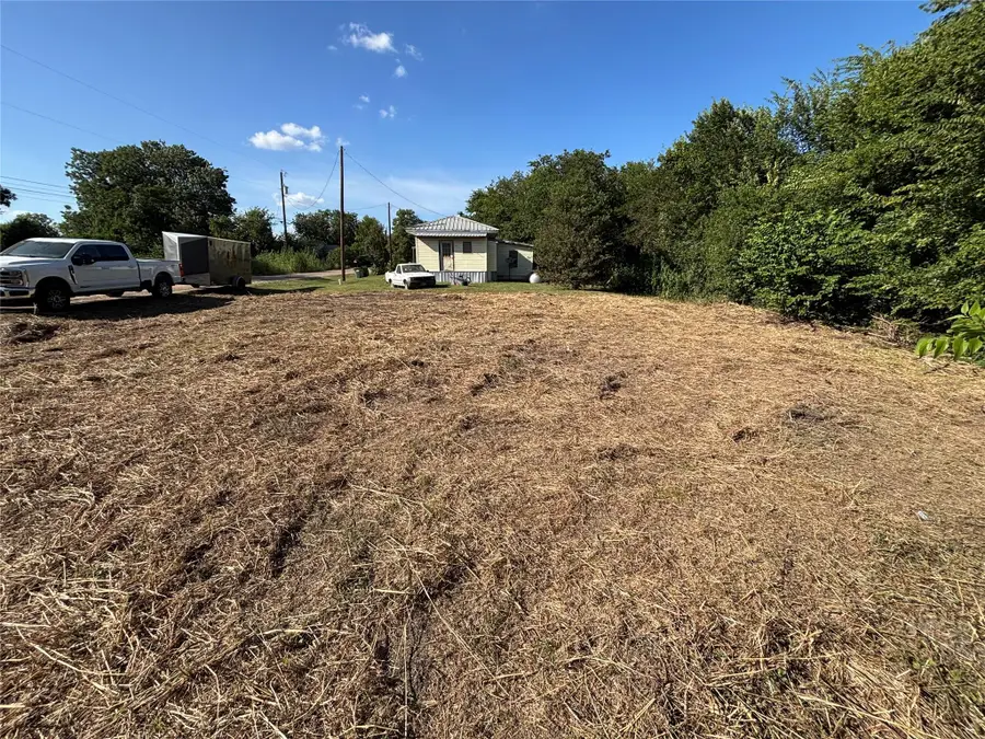 318 N Front St, Holland, TX 76534 - #3