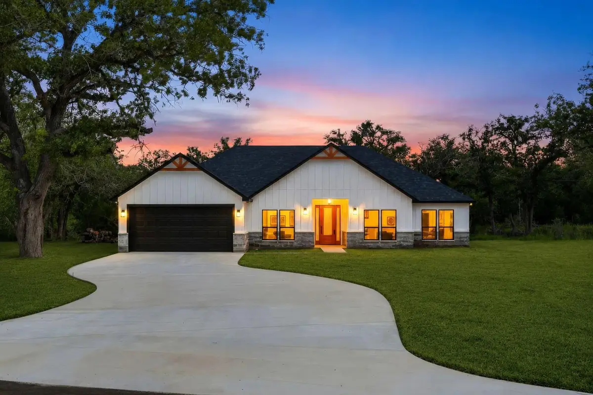 315 Post Oak St, Gonzales, TX 78629 - #1