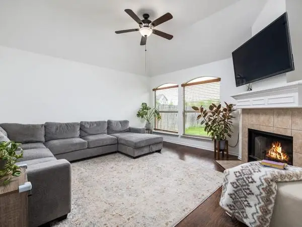 536 W Metcalfe St, Hutto, TX 78634 - #2