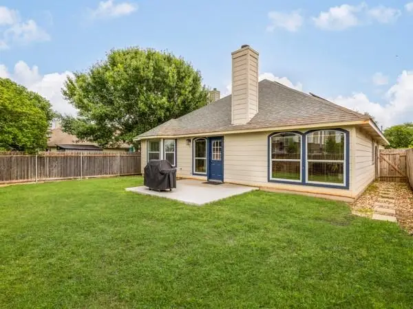 536 W Metcalfe St, Hutto, TX 78634 - #3