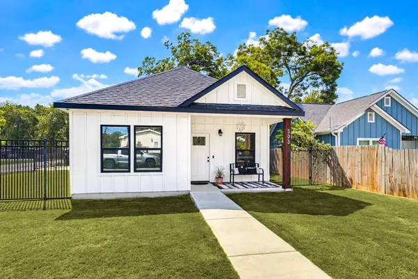 303 Pine Ave, Luling, TX 78648
