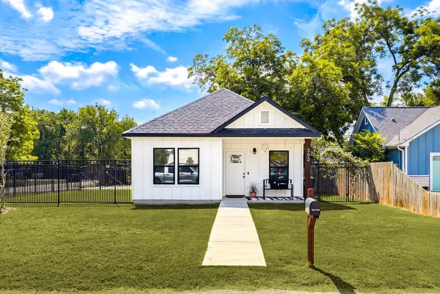 303 Pine Ave, Luling, TX 78648 - #2