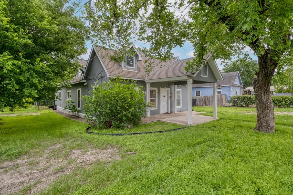 920 Washburn St, Taylor, TX 76574 - #1