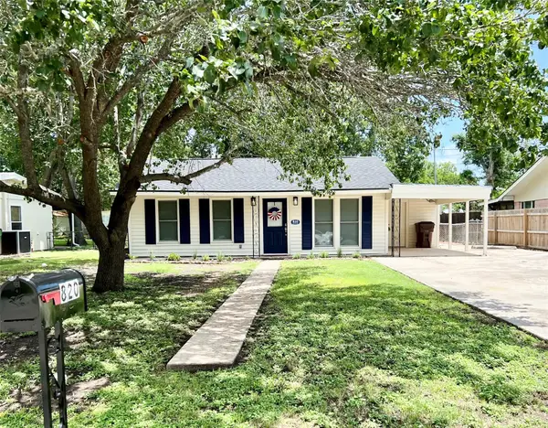 820 W Live Oak St, Lockhart, TX 78644