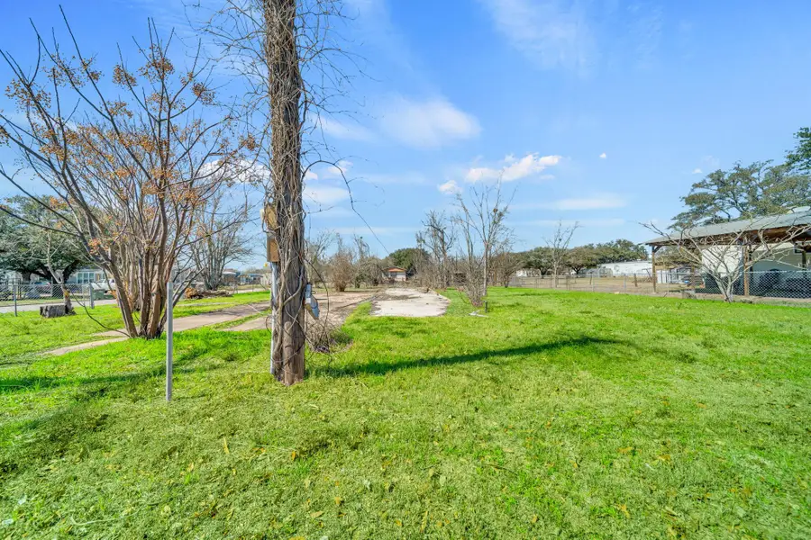 693 S Caldwell St, Giddings, TX 78942 - #2