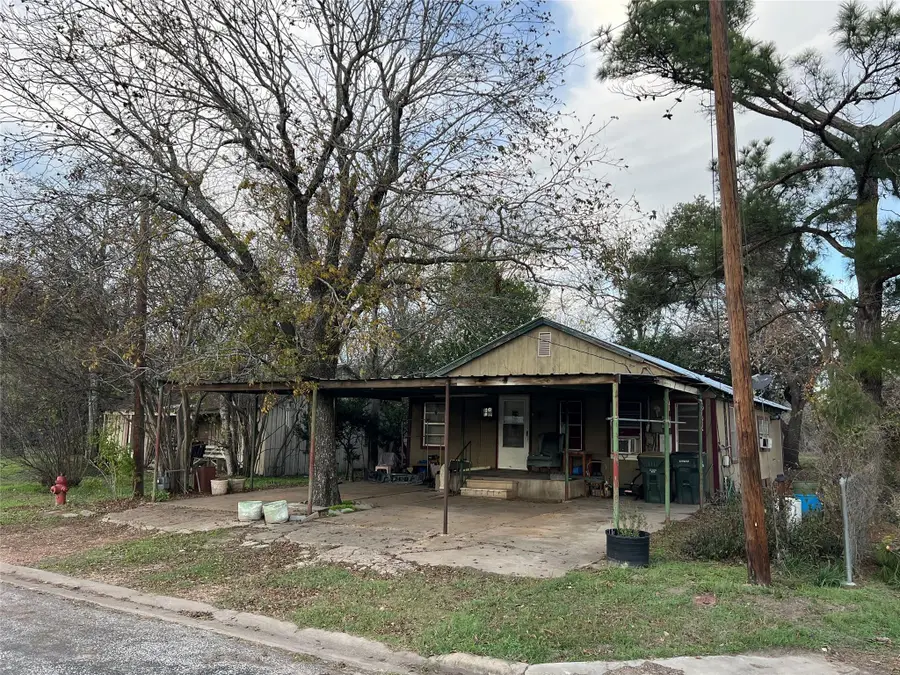 109 W Crockett St, Giddings, TX 78942 - Image #2