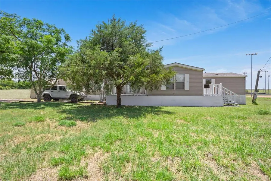 216 Moore St, Rogers, TX 76569 - #2