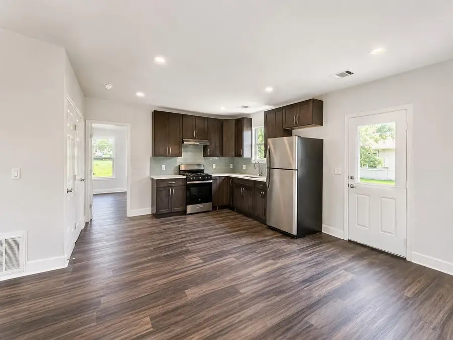 904 E Austin St, Luling, TX 78648 - #2