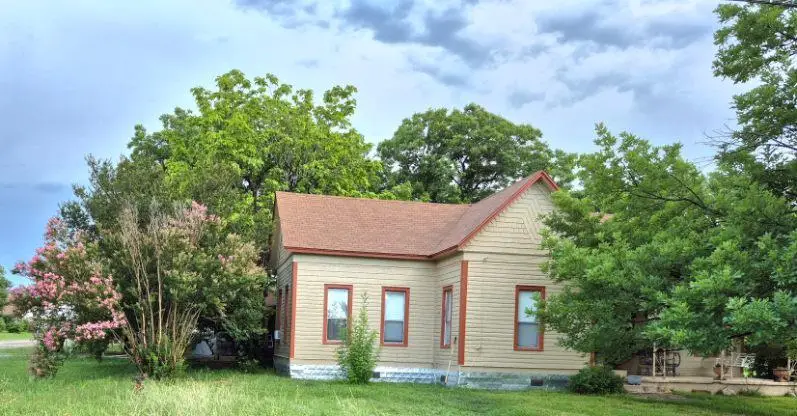 204 W Salty St, Thorndale, TX 76577 - #1