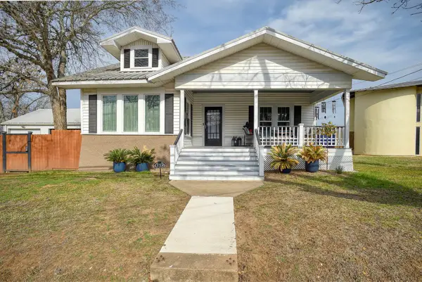 338 W Crockett St, La Grange, TX 78945