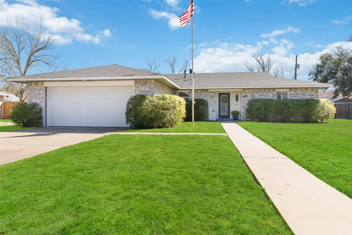 411 Oak St, Bastrop, TX 78602 - #1