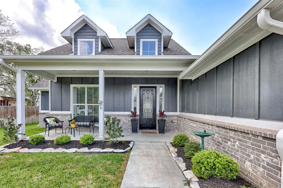 206 E Hinton Rd, Weimar, TX 78962 - #1