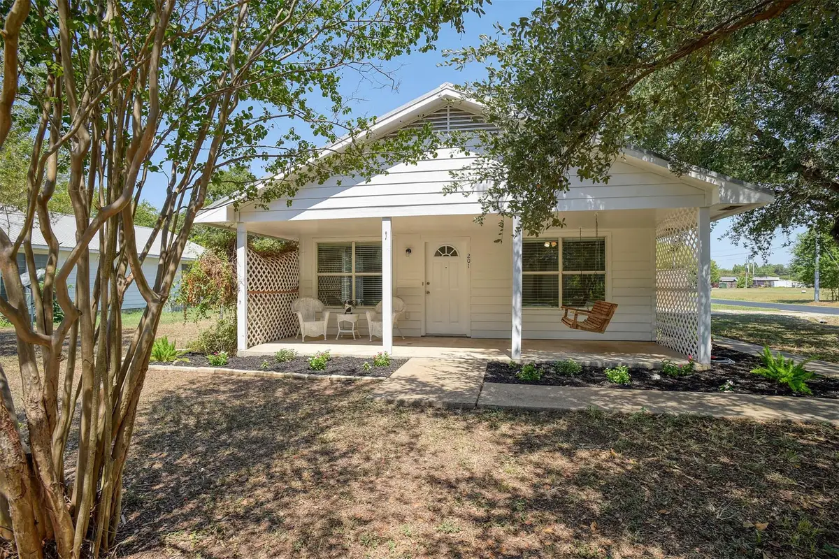 201 Maynard St, Bastrop, TX 78602 - #1