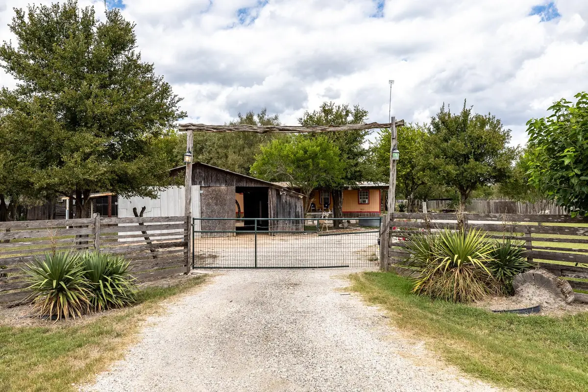 310 Union Hill Rd, Luling, TX 78648 - #1