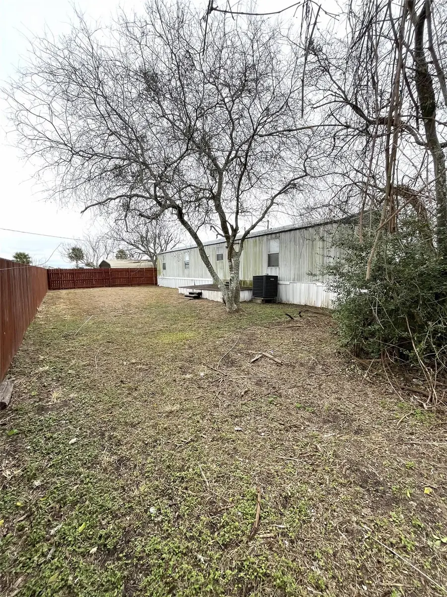 104 S Peach St, Seadrift, TX 77983 - Image #2