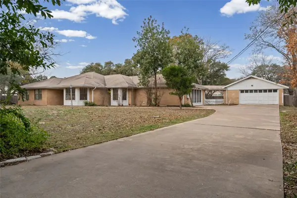 304 Live Oak Dr, Mountain City, TX 78610