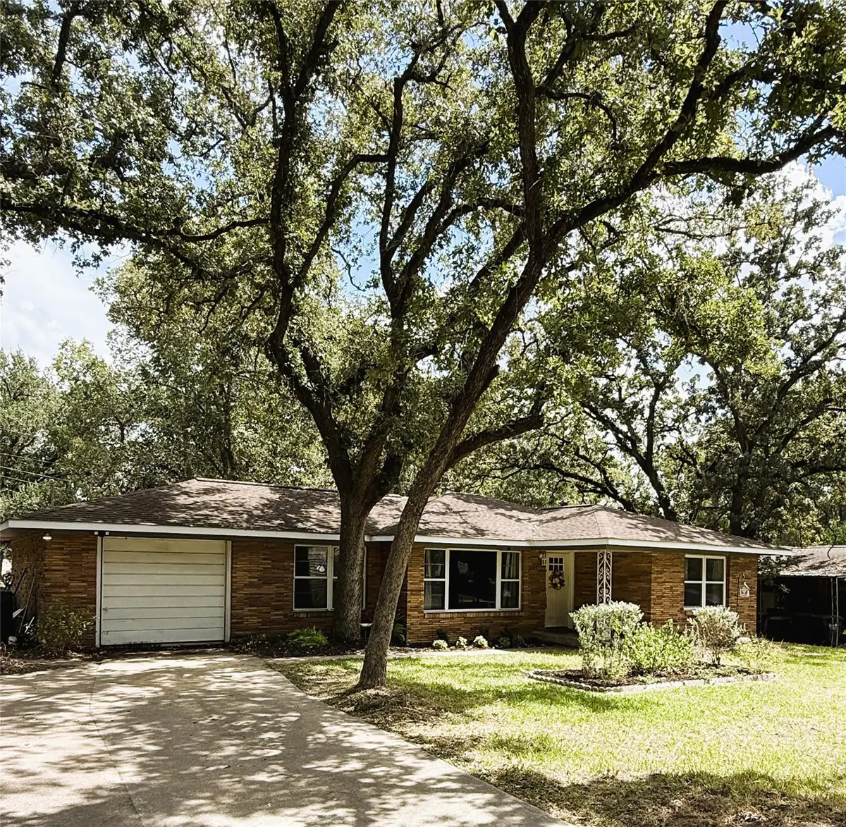 2105 Vogel Ave, Rockdale, TX 76567 - #1