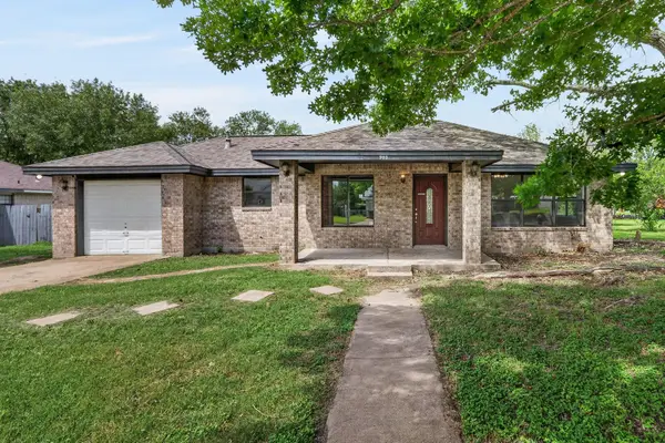 903 Travis St, Lockhart, TX 78644