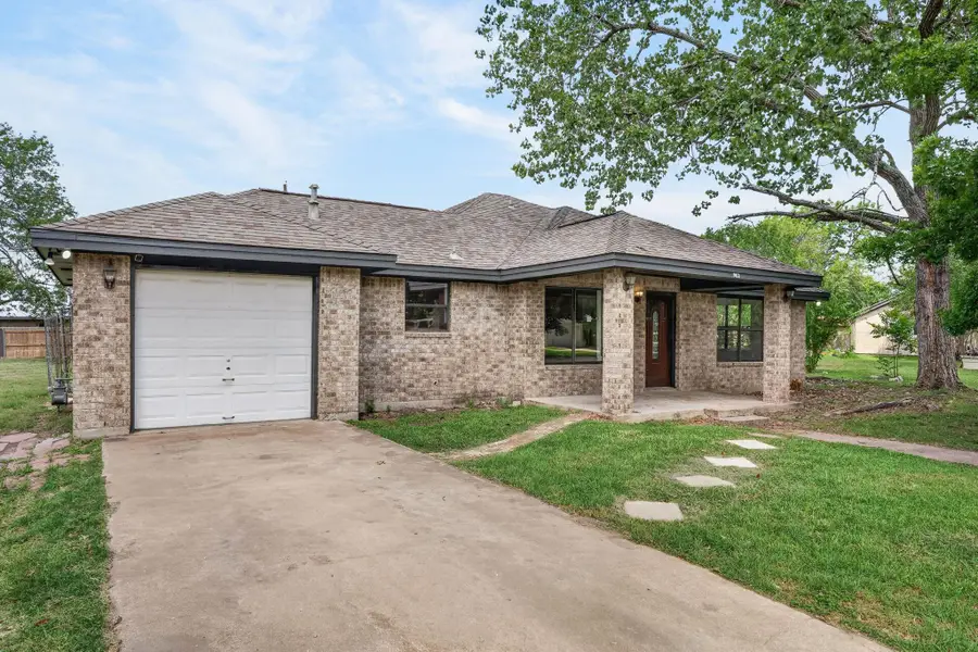 903 Travis St, Lockhart, TX 78644 - #2