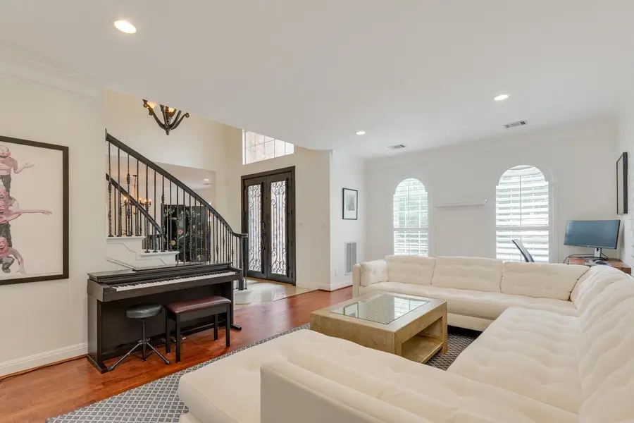 14 Torrington Ln, The Hills, TX 78738 - #2